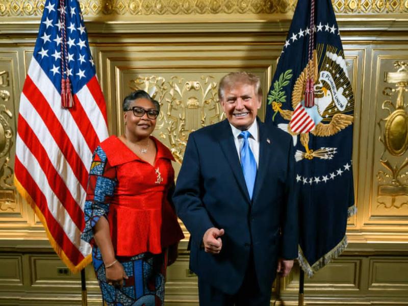 La Première ministre de la RDC, Judith Suminwa Tuluka, aux côtés du président des États-Unis, Donald Trump, lors du dîner offert par le chef de l’État américain aux dirigeants présents à New York, en marge de la 81ᵉ session de l’Assemblée générale des Nations Unies.