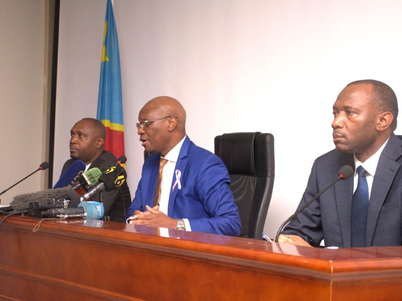 Le ministre de la Santé publique, Hygiène et Prévoyance sociale, Dr Roger Samuel Kamba, entouré du directeur général de l’Institut national de santé publique (INSP), Dr Dieudonné Mwamba Kazadi, et du professeur Steve Ahuka, Incident Manager de la riposte contre Ebola, lors du point de presse consacré à l’évolution de l’épidémie.