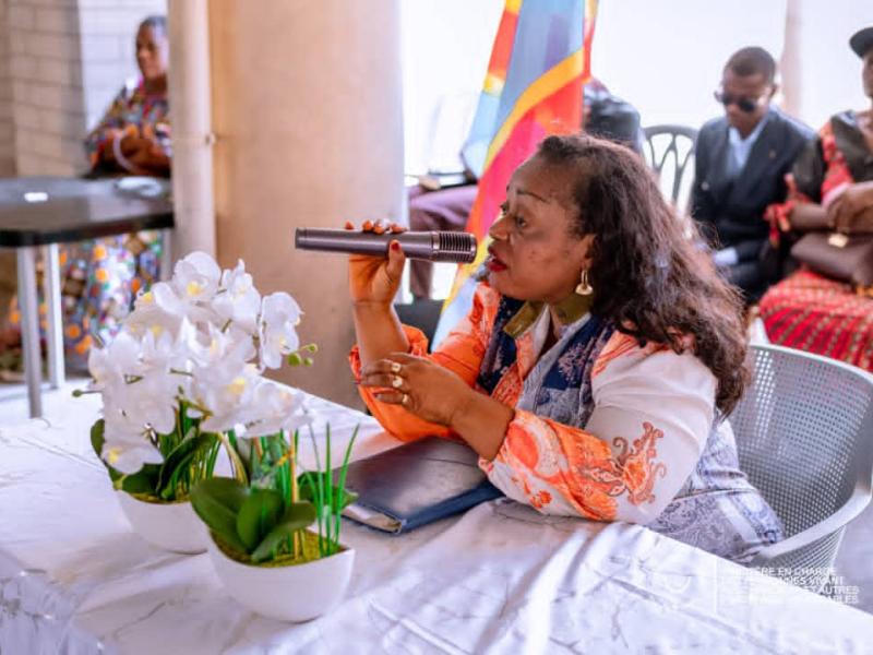 La ministre déléguée Irène Esambo Diata échange avec des personnes vivant avec handicap et autres personnes vulnérables lors d’une rencontre consacrée à l’emploi et à leur participation au dialogue national, samedi 3 octobre à Kinshasa.