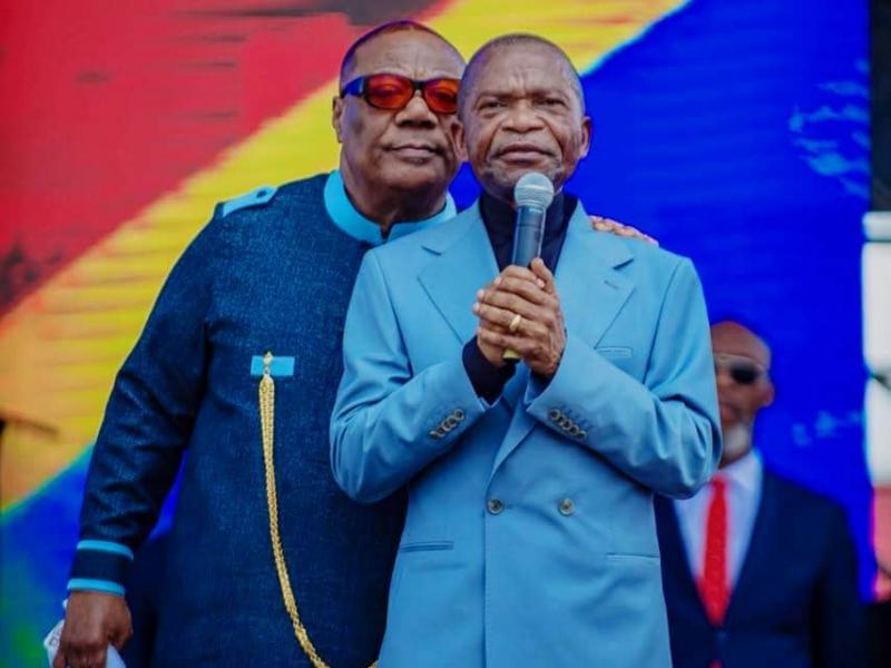 L’archevêque Évariste Ejiba Yamapia et le prédicateur ghanéen Duncan Williams réunis au stade Tata Raphaël lors de la cérémonie de clôture du « Dialogue spirituel pour la Nation ».