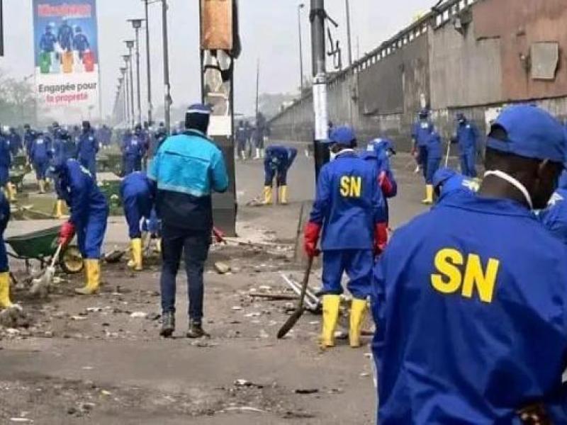 Les jeunes bâtisseurs du Service national assainissant le Boulevard Lumumba sur le tronçon marche de la liberté à Kinshasa