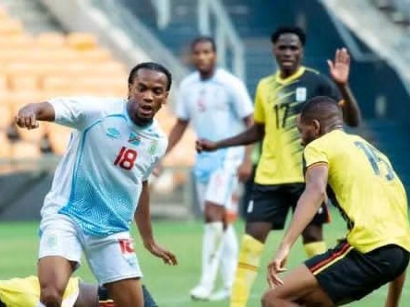 Junior Kadile en duel avec les joueurs Ougandais.
