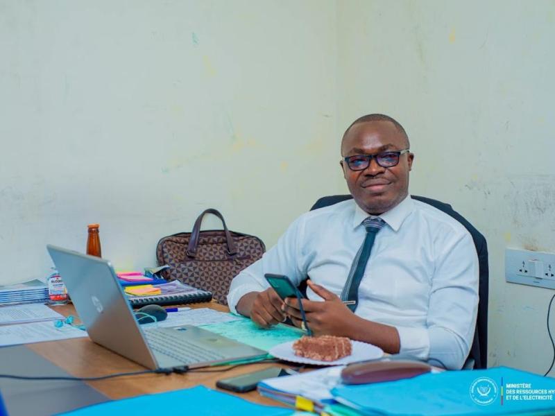 Yves Mbumba Ndaka, nouveau directeur général de l’Autorité de régulation du service public de l’eau (ARSPE), dans son bureau.