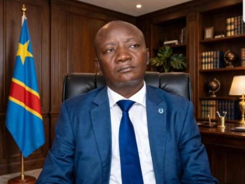 Fernandez Murhola, expert en planification du développement, dans son bureau.