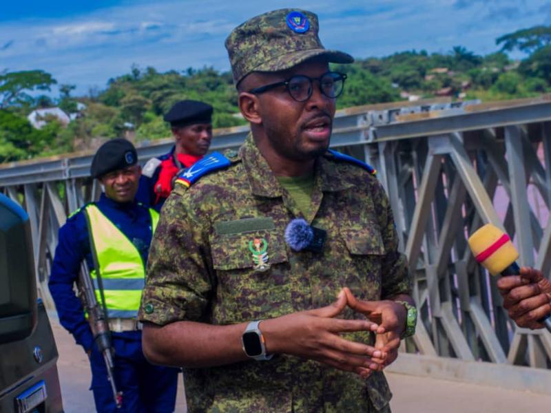 Le Capitaine Anthony Mwalushayi, porte-parole des opérations Ngemba