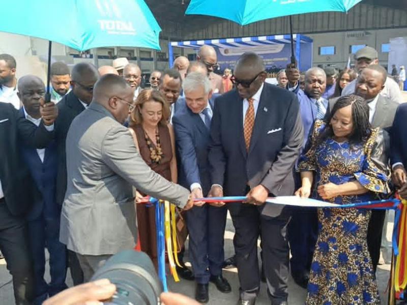 Le Ministre des Mines, Louis-Watum KABAMBA coupant le ruban pour le lancement officiel de la nouvelle campagne de levée géophysique aéroportée à l'aéroport de Ndolo à Kinshasa