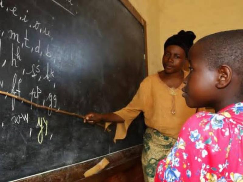 Une enseignante congolaise dispensant un cours.