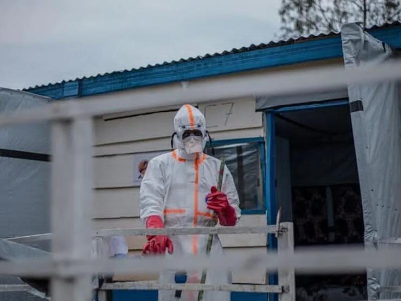 Un agent de santé en équipement de protection lors d’une intervention dans le cadre de la riposte contre Ébola.