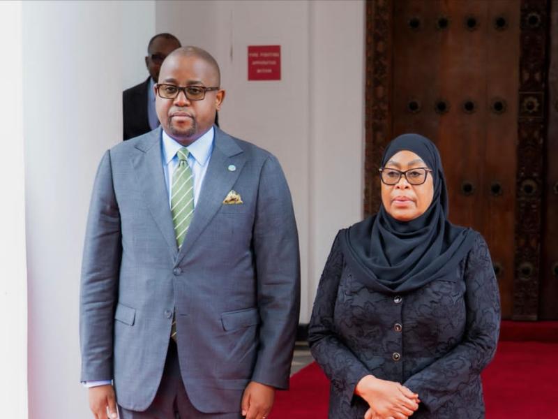 Le ministre de l’Intégration régionale de la République démocratique du Congo, Floribert Anzuluni, et la présidente tanzanienne Samia Suluhu Hassan