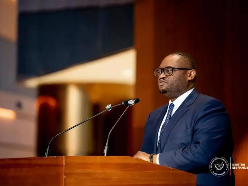 Le ministre des Finances, Doudou Fwamba Likunde Li-Botayi, prononce son mot lors de la cérémonie de signature du mémorandum d’investissement relatif au projet d’interconnexion électrique Kolwezi–Kalumbila, à Kinshasa.