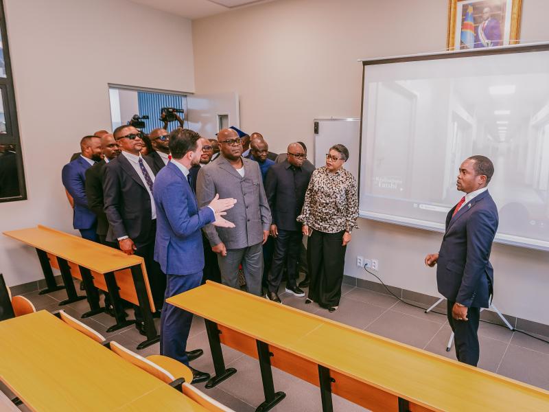 Le président de la République Félix-Antoine Tshisekedi Tshilombo et la Première Ministre visitent l’une des salles du nouveau bâtiment  de l’UPN.