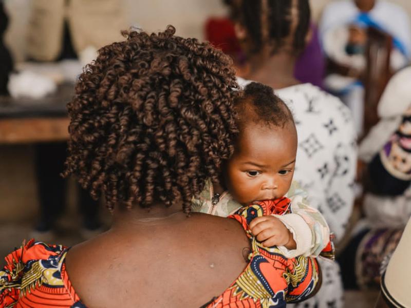 Un enfant porté par sa mère dans l’est de la RDC, dans le contexte de l’épidémie d’Ebola [photo d'illustration]