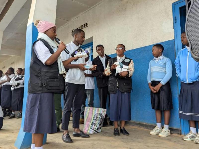 Les membres des comités d'élèves de Butembo distribuent des thermoflash dans des écoles