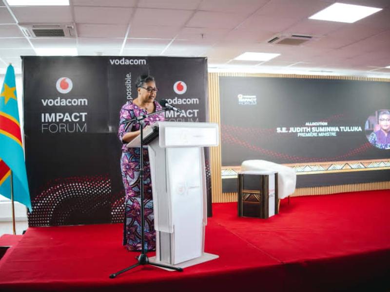 La Première ministre Judith Suminwa Tuluka prononce son discours lors du Vodacom Impact Forum 2026, consacré à l’investissement et à la connectivité numérique en RDC.