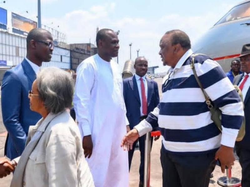 Quelques facilitateurs de l’Union africaine engagés dans les efforts de résolution de la crise sécuritaire dans l’est de la RDC, au pied de l’avion à l’aéroport international de N’Djili, à Kinshasa.