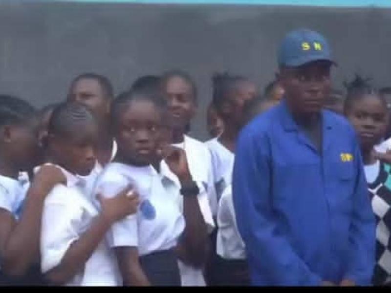 Les élèves de l'institut de N'djili et quelques agents du Service national.