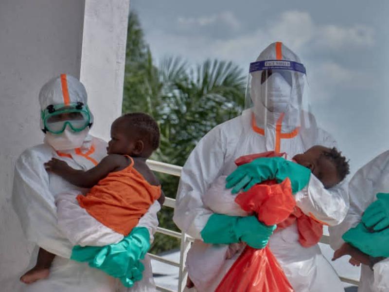 Des enfants séparés de leurs parents à la suite de la maladie à virus Ebola, pris en charge par le personnel soignant dans un centre de traitement d’Ebola (CTE)