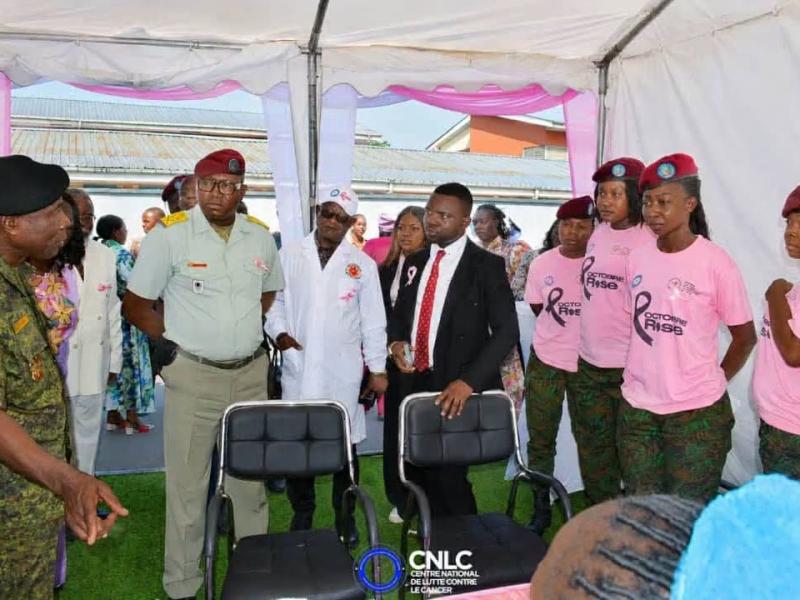 À l’occasion d’Octobre Rose, des militaires de la Garde républicaine arborent des tee-shirts roses lors de la cérémonie de lancement de la campagne gratuite de dépistage des cancers féminins à l’hôpital militaire du camp Tshatshi, à Kinshasa.