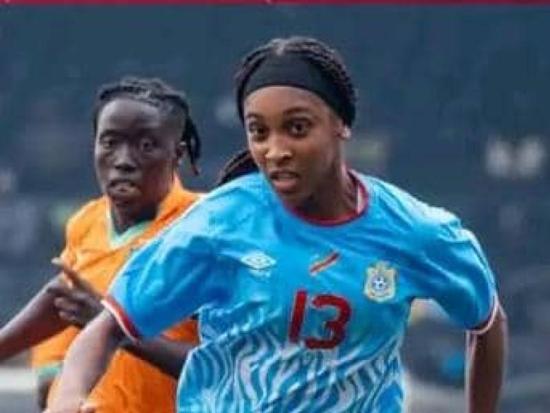 Une joueuse de l'équipe nationale de la RDC en duel avec celle de la Côte d'Ivoire au Stade TP Mazembe.