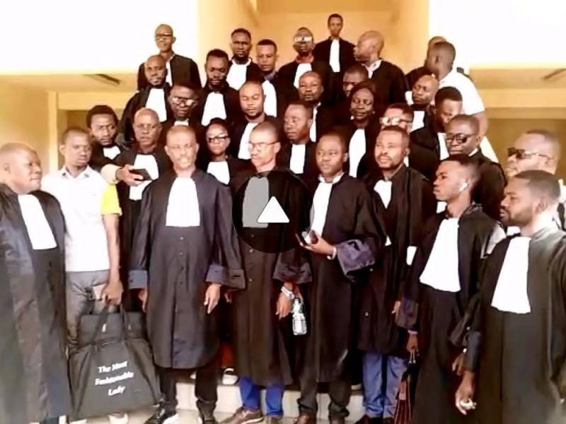Le Bâtonnier du Kasaï Maître Hubert Ngulandjoko et quelques avocats devant le palais de la justice du Kasaï