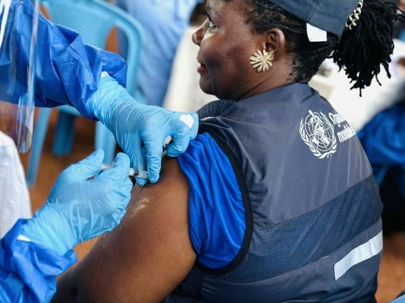 Un membre du personnel soignant recevant une injection du vaccin Ervebo contre la maladie à virus Ebola