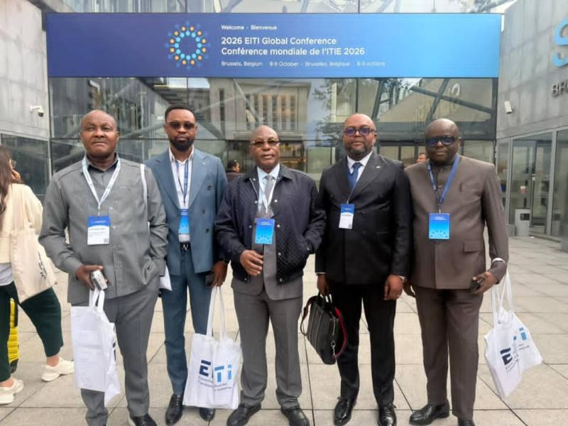À Bruxelles, Godard Motemona, directeur général du Fonds minier, entouré d’autres membres de la délégation de son établissement, en marge de la 10e Conférence mondiale de l’ITIE consacrée aux enjeux de transparence dans les industries extractives.