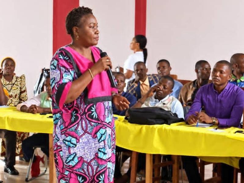 Madame PHOLA TEDIKA Clarisse, secrétaire permanente provinciale du Corps des Assistants Sociaux de la ville de Kinshasa, en échange avec des personnes vulnérables, dans le cadre de l’accompagnement psychosocial.