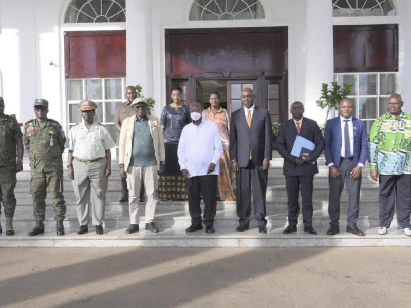 Une rencontre entre des représentants des autorités congolaises et de la CRP, reçus à Entebbe, en Ouganda, par le président Museveni.
