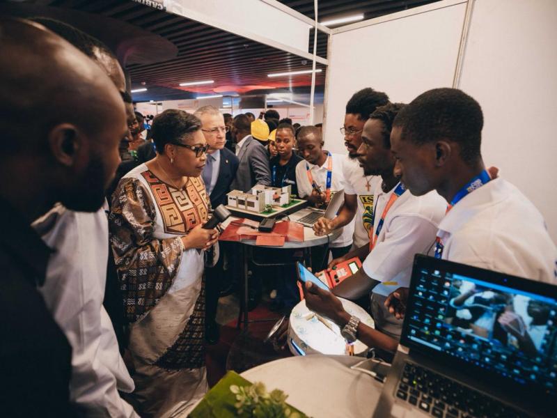 Judith Suminwa lors de la visite guidée des stands d’exposition, à l’occasion de la clôture de la 12e édition d’ExpoBéton RDC 2026, à Kinshasa.