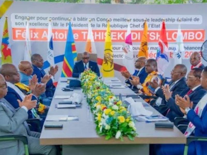 Les membres de la Dynamique Agissons et Bâtissons réunis autour de leur président, Jean-Michel Sama Lukonde, président du Sénat, au cours d’une réunion du regroupement politique.