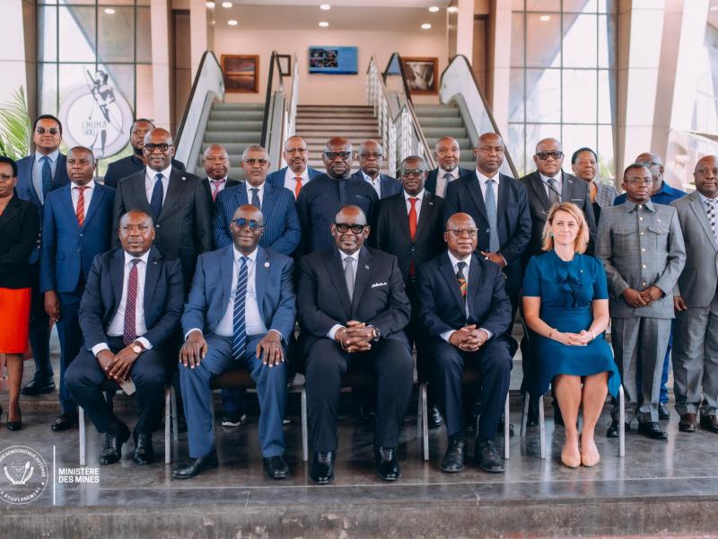 Au milieu, Louis Watum Kabamba, ministre des Mines, entouré des membres du Comité des ministres de la CIRGL, à Lusaka.