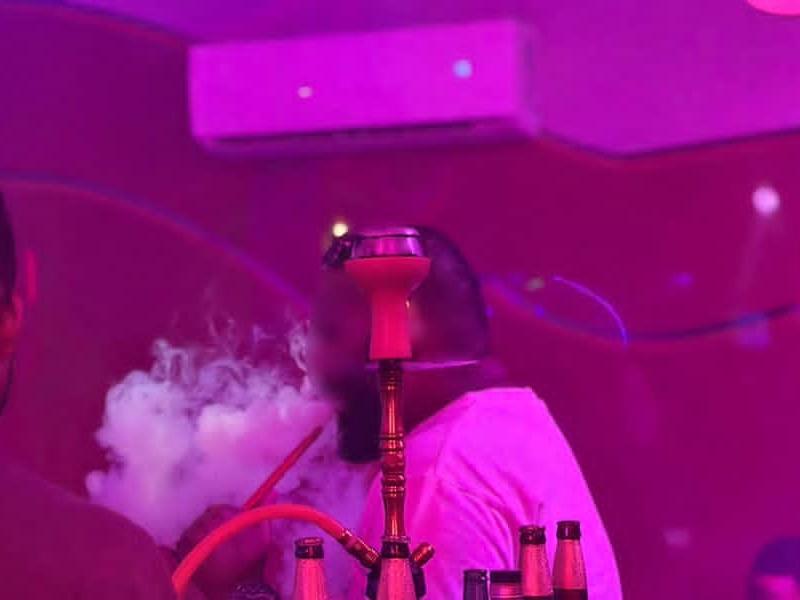 Un consommateur de Chicha en pleine boîte de nuit à Kinshasa