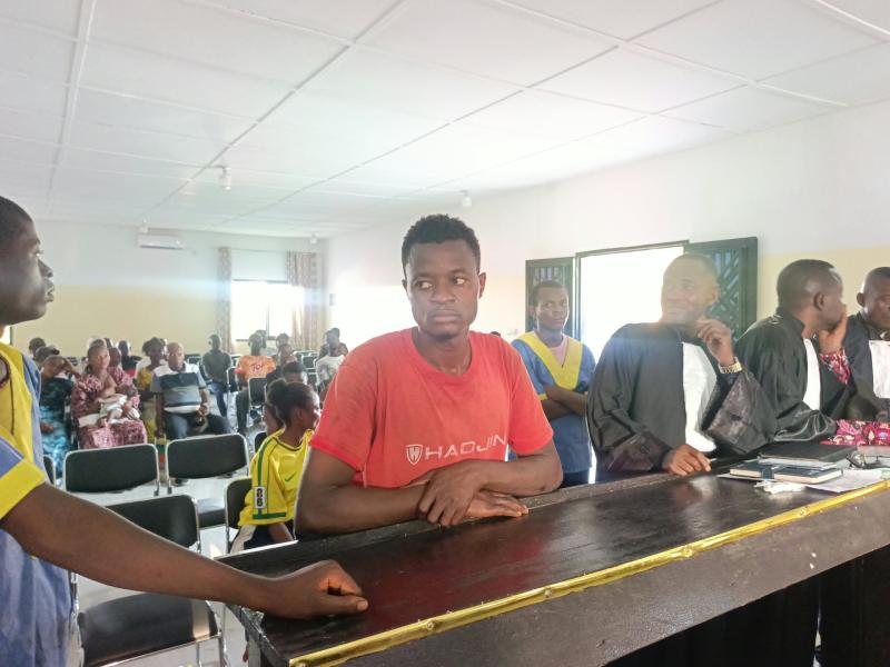 Banza Ndoyi, en T-shirt rouge l’un des trois présumés auteurs d'un meurtre à kikwit arrêté