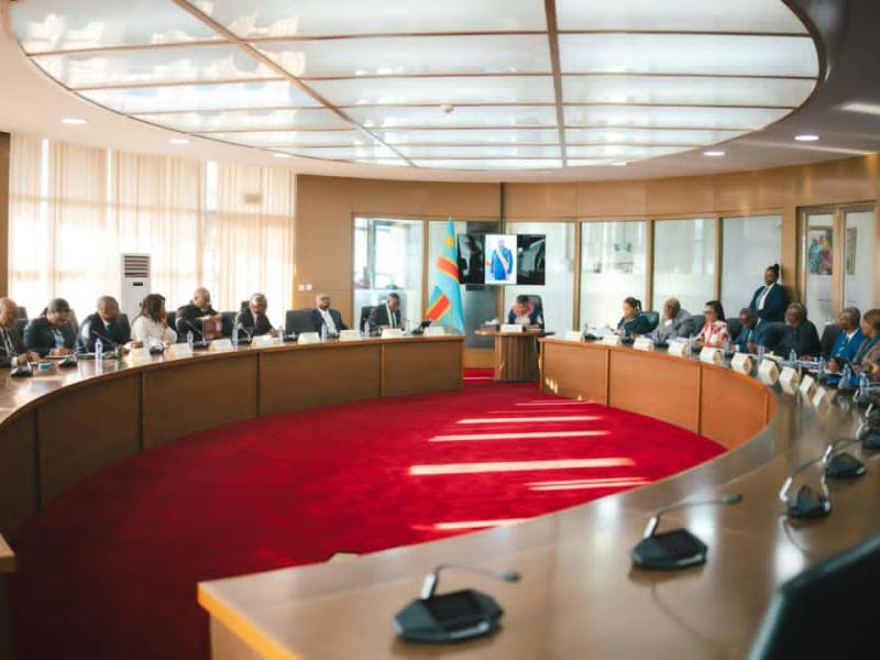 La Première ministre Judith Suminwa Tuluka entourée des membres du gouvernement ayant pris part à la réunion de la Task Force RDC-USA consacrée au suivi du partenariat stratégique entre Kinshasa et Washington.