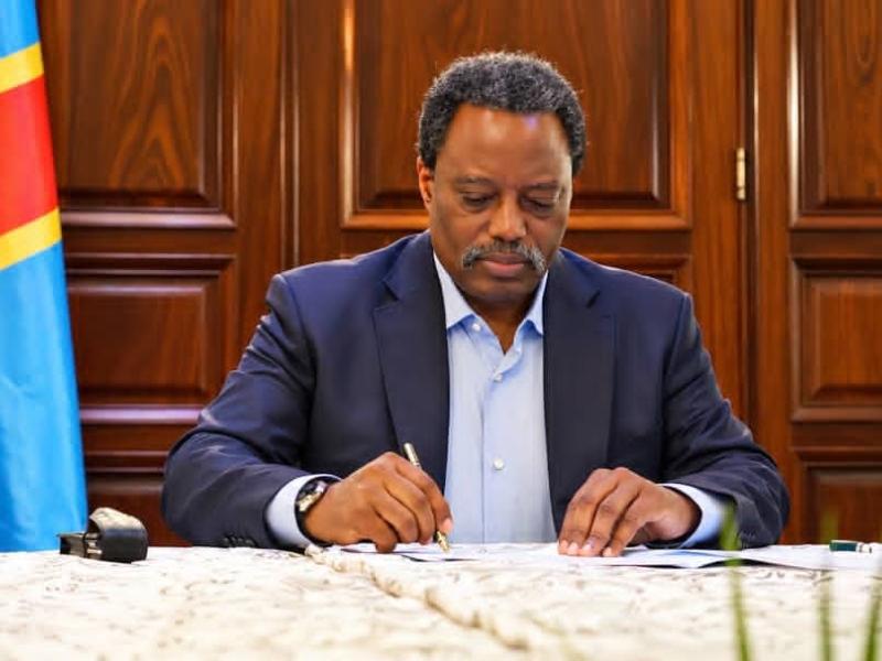 Joseph Kabila signant l’acte portant création du Front pour la Refondation de la Nation (FRN)
