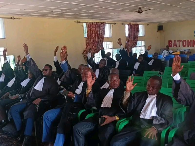 Le Bâtonnier Hubert Ngulandjoko et quelques avocats lors de l’assemblée générale ordinaire