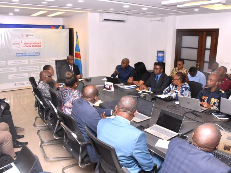 Le directeur général de l’INSP présidant la réunion hebdomadaire de coordination stratégique multisectorielle consacrée au suivi des épidémies en RDC.
