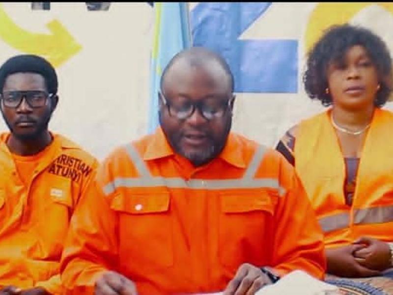 Le député honoraire Ados Ndombasi et quelques membres de son parti politique Alternative 2028