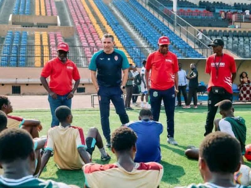 Médard Lusadisu, Otis Ngoma et un encadreur de l'AS Monaco au Stade Tata Raphaël.