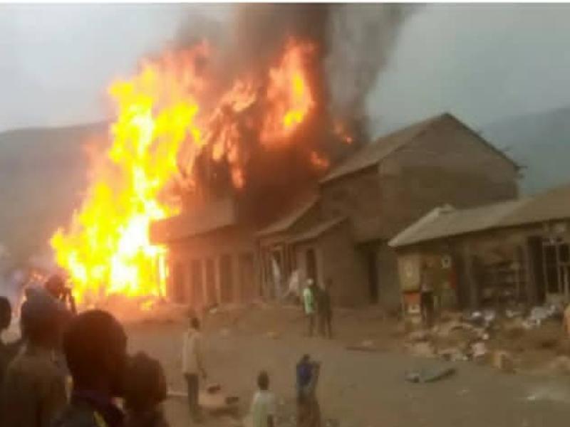Incendié des maisons [photo d'illustration]