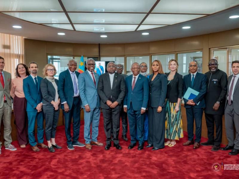Quelques membres du gouvernement congolais entourés du comité de pilotage du projet VGP