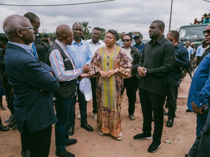 La Première ministre Judith Suminwa Tuluka, aux côtés du ministre des Infrastructures et Travaux publics, John Banza, et du ministre des PME, Justin Kalumba, suit les explications d’un responsable de l’Agence congolaise des grands travaux (ACGT) sur l’évolution des travaux de la Boucle d’Inkisi.