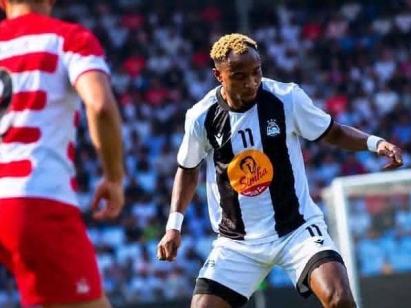 Josué Kazema face à un défenseur du Club Africain de la Tunisie à Kamalondo.