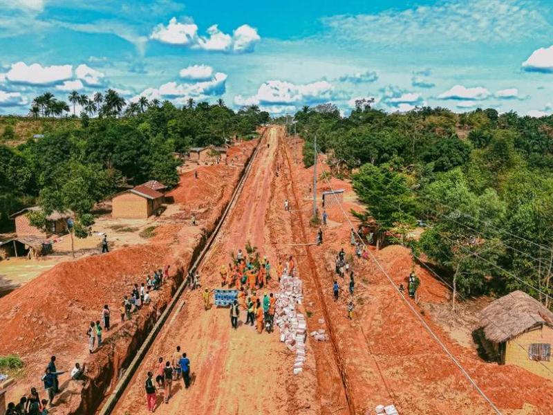 La Première ministre Judith Suminwa Tuluka inspecte les travaux de modernisation de la route menant au lycée Kivuvu Kisiama, à Mbanza Boma, dans le Kongo Central. Long de 2,1 kilomètres, ce tronçon doit être réhabilité dans un délai de trois mois.