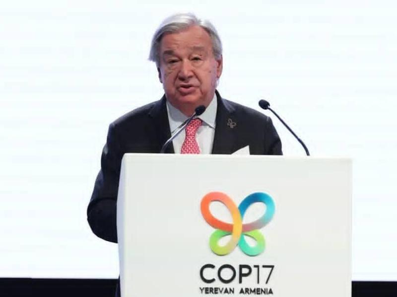 Le secrétaire général des Nations Unies, António Guterres, s’adresse aux participants d’une rencontre organisée en amont de la COP17, en Arménie. Photo AFP