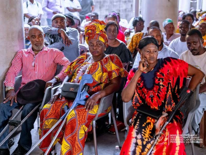 Des personnes vivant avec handicap lors d’une rencontre avec la ministre déléguée Irène Esambo Diata, à Kinshasa.