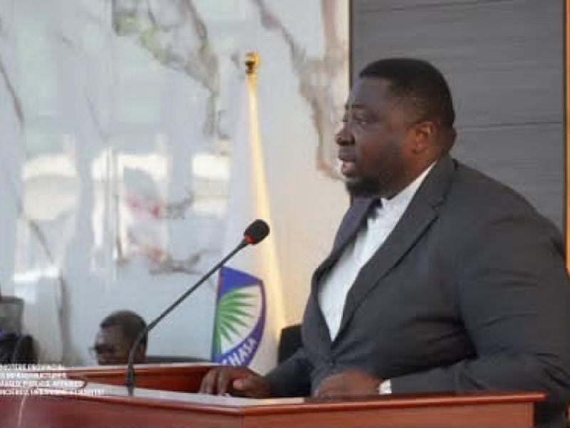 Le ministre provincial des ITP, Alain Tshilungu, devant les députés provinciaux