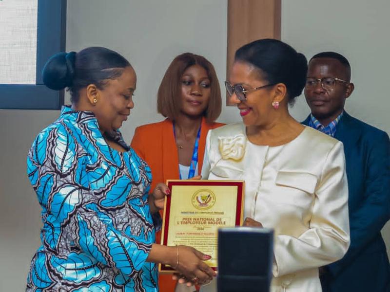 Monique Gieskes, directrice générale de PHC, reçoit le Prix national de l’Employeur Modèle 2026, qui récompense l’engagement de l’entreprise en faveur de l’emploi en République démocratique du Congo.