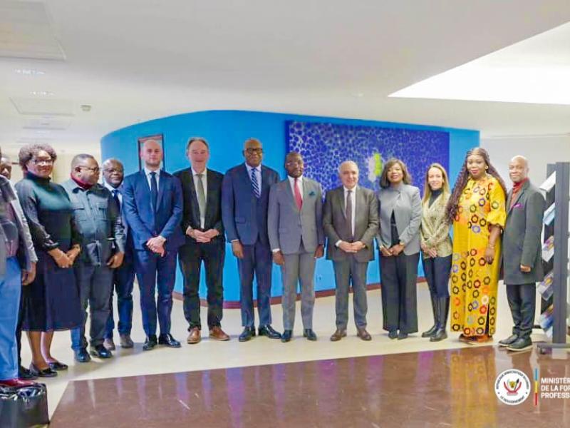 Le ministre d’État Marc Ekila Likombo entouré de membres du personnel de l’ambassade de la RDC en France et de représentants de l’UNESCO, à l’issue des échanges consacrés à la coopération en matière de formation professionnelle.