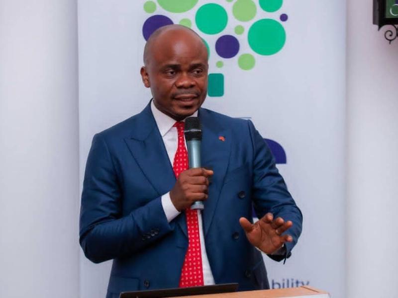 Le professeur Claude Boyoo Itaka en pleine exposé devant la la Chambre de commerce et industrie franco-congolaise